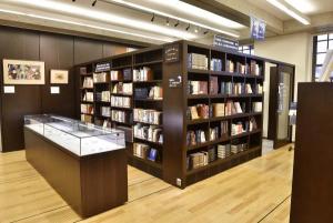 中央図書館「ドナルド・キーンコレクションコーナー」