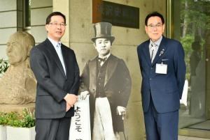 井上館長（左）と花川区長（右）