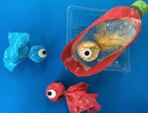 ペットボトルの蓋とカラービニールの金魚