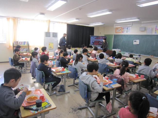 給食の様子2